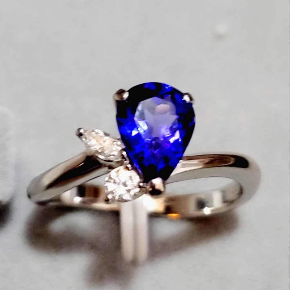 TANZANITE and DIAMOND RING IN PLATINUM900 SETTING